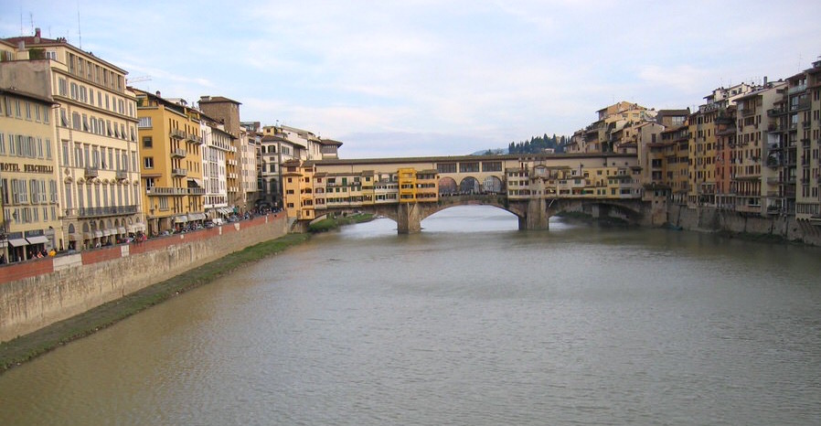 Florenz mit Kindern: Der hübsche Kinderstadtplan von Feel Florence führt Euch natürlich auch zur Ponte Vecchio am Arno. (Foto: Vanessa Bujak)