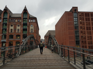 Hamburg mit Kindern:Habt ihr gewusst, dass Hamburg mehr Brücken hat als Venedig? Ha!