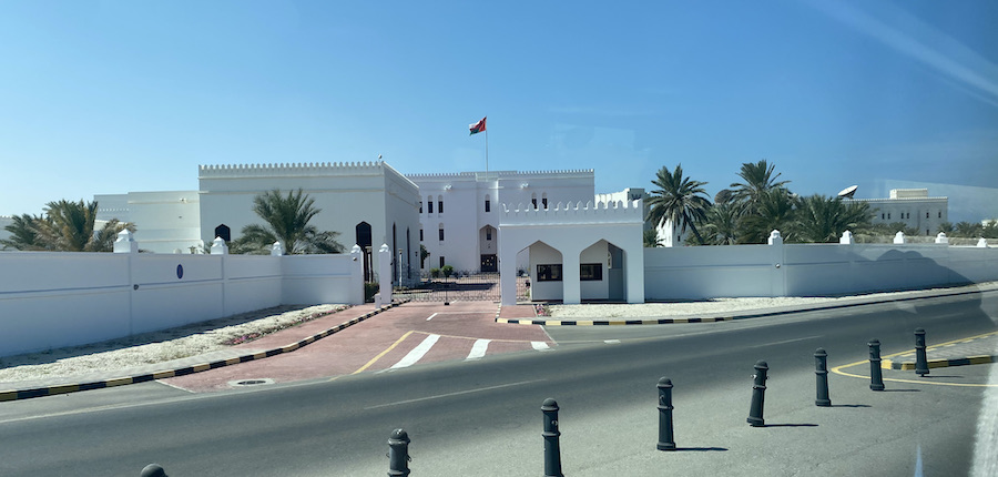 Omans mit Kindern unterwegs in Muscat 