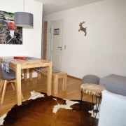 Wohn- und Essbereich in den Feldberg-Wohnungen, Kuhfellteppich inklusive