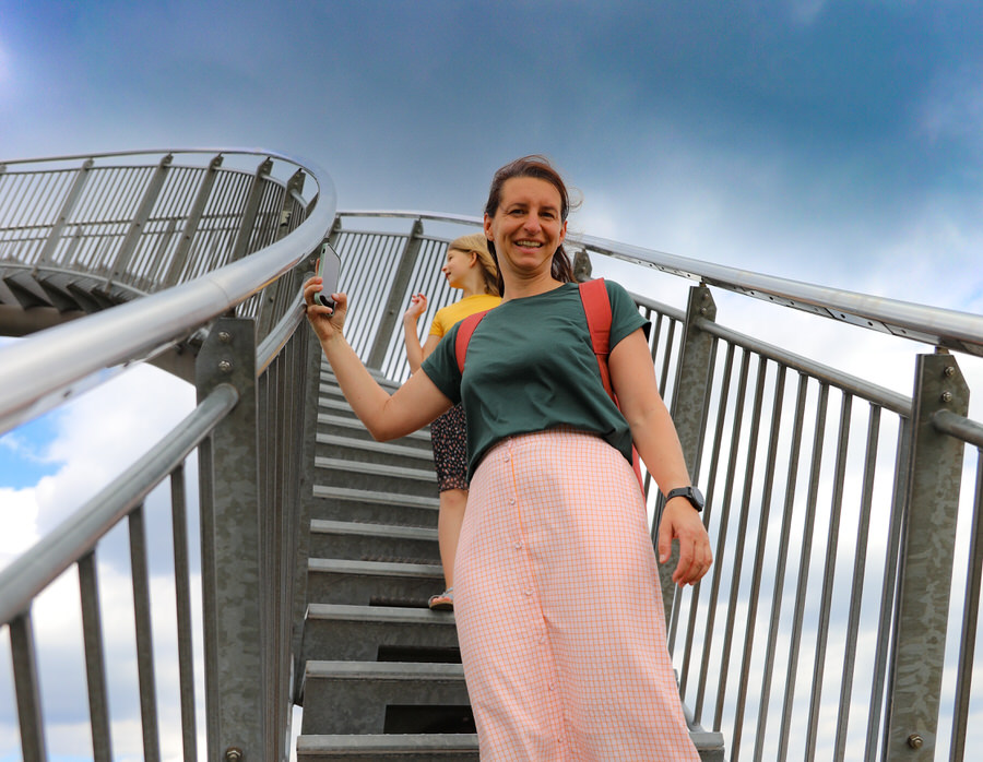 Mit Höhenangst für Euch im Einsatz - Antonia auf den Stufen von Tiger and Turtle (Foto: Antonia von Little Travel Society)