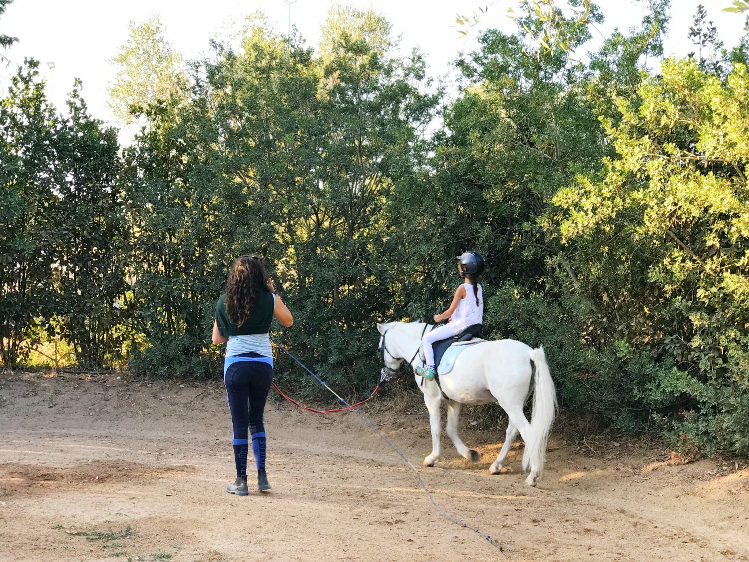 In Apulien sind große und kleine Reitfans gut aufgehoben - hier reitet eine kleine Mrs. Little Travel im Circulo Ippico Fanò...