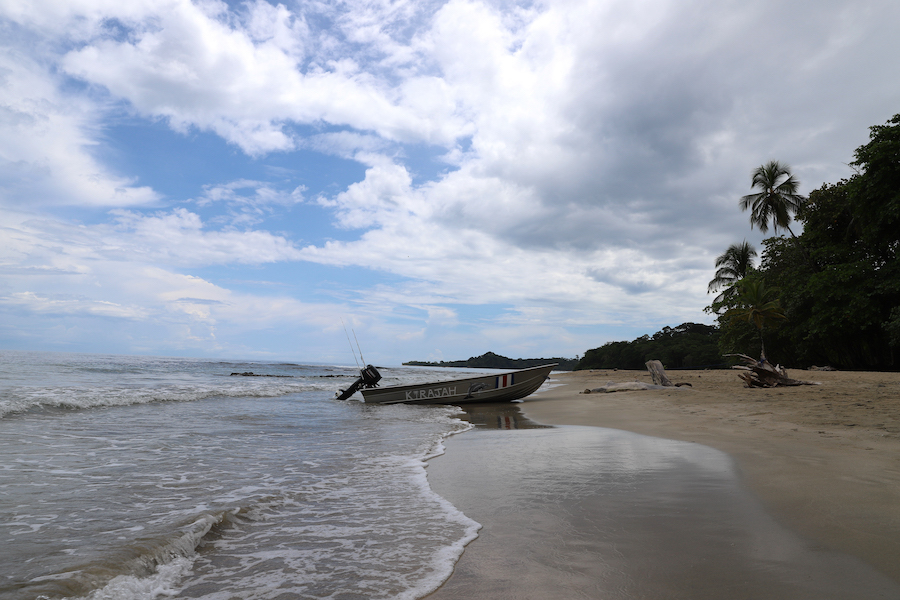 Ein typischer Strand auf der Karibikseite Costa Ricas (Bild: For Family Reisen)