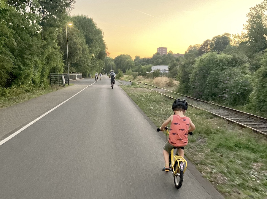 Im Bergischen Land mit Kindern findet Ihr wunderschöne Radwege auf stillgelegten Bahntrassen (Foto: Vanessa Bujak)