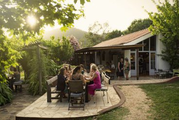 Eine Gruppe Gäste isst auf der Terrasse des Restaurants von Reguengo ... im Grünen
