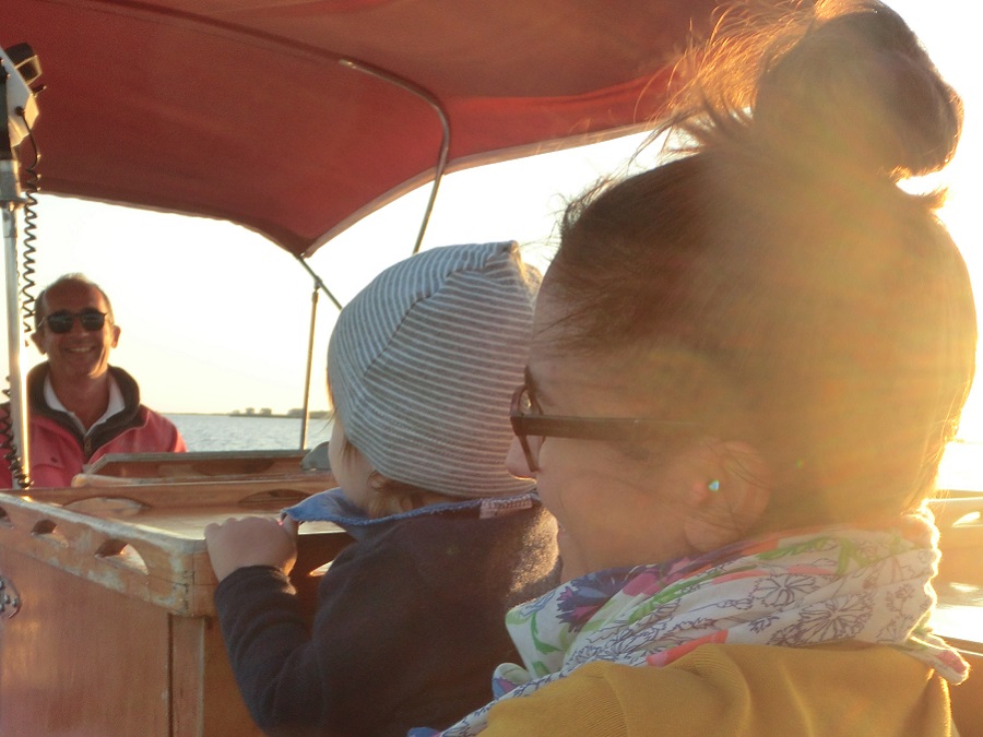 Sizilien mit Kindern: Mit dem Boot durch die Salzgärten (Foto: Lucia Vaccaro Notte)