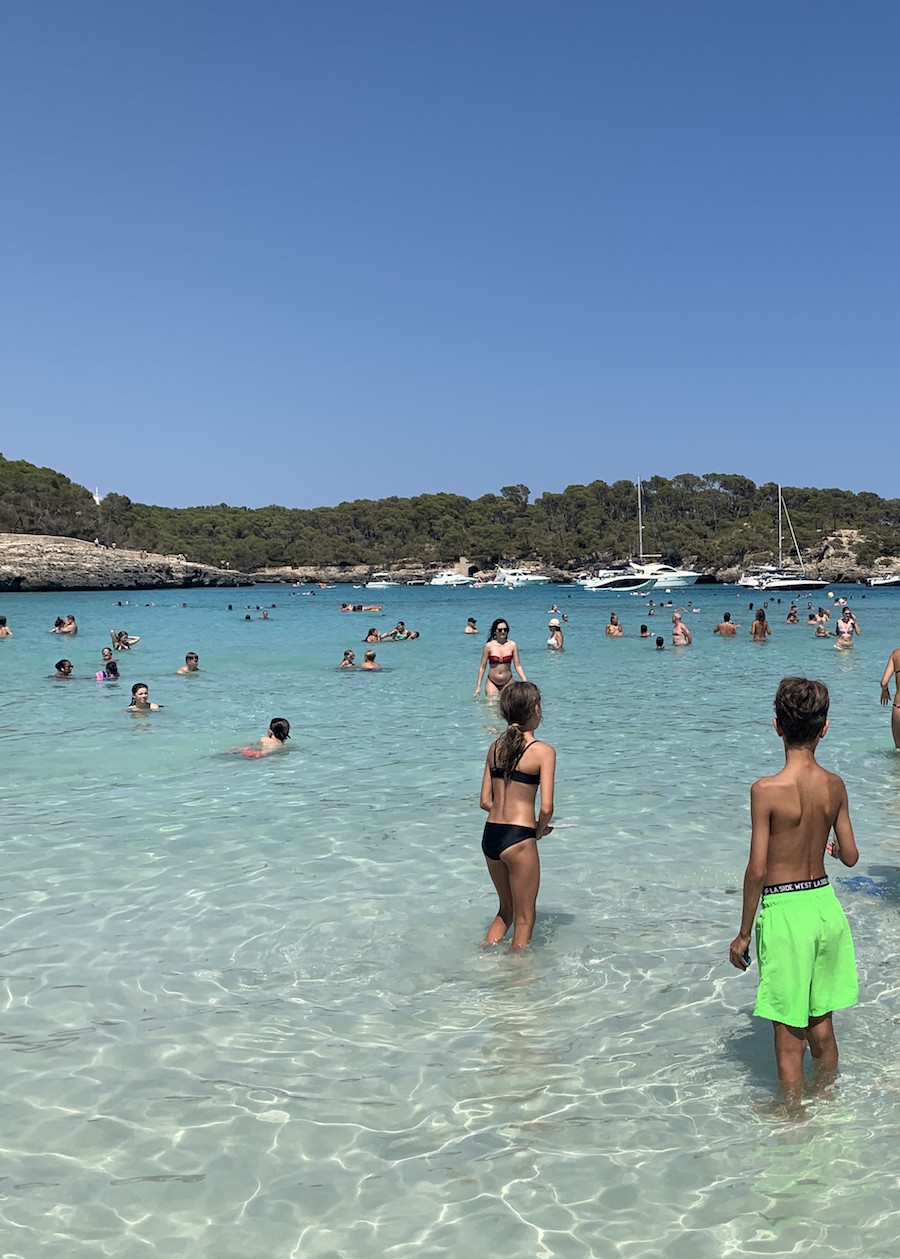 Strandurlaub mit Kindern ist an der Cala Mondrago mit ihrem seichten Einstieg besonders schön
