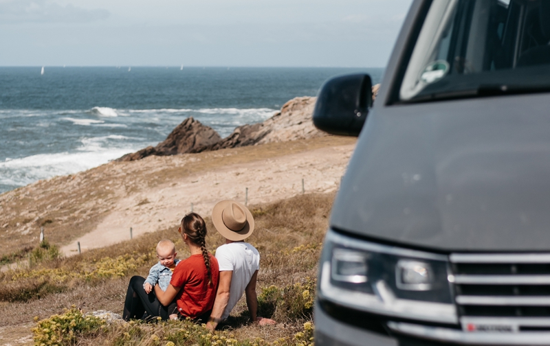Camping mit Kindern: Für eine längere Elternzeitreise, zum Beispiel in Frankreich oder Spanien, ist ein Van eine tolle und flexible Unterkunftsart