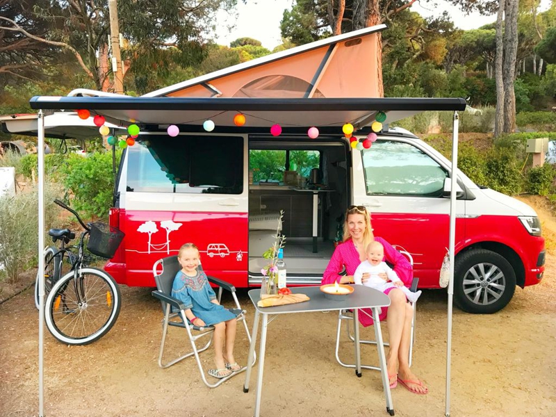 Camping mit Kindern: Auch Little Travel Society Autorin Laura war schon mit dem roadsurfer Camper unterwegs 