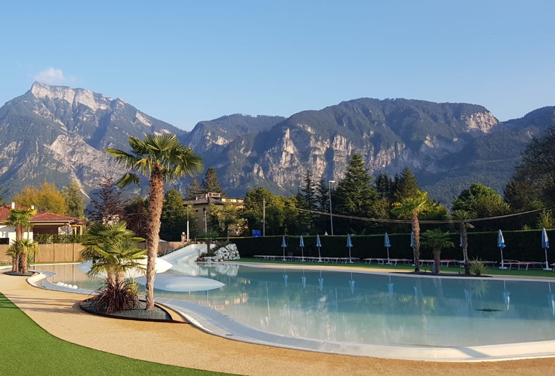 Camping mit Kindern: Campingplatz oder Hotel? Diese Frage kann man sich beim Anblick des schicken Pools mit Bergblick stellen. Autorin Nadine war bei diesem Anblick einer Anlage im italienischen Trentino jedenfalls echt überrascht.