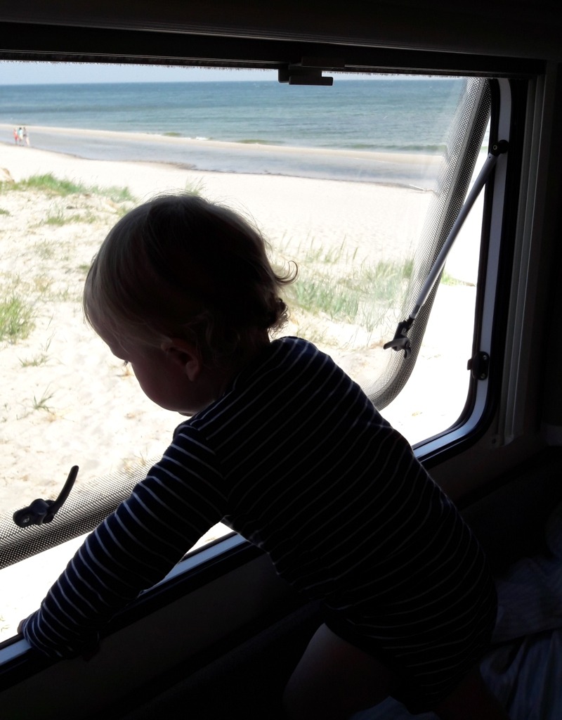 Campen mit Kindern: Bei so einem Aufwachen am Strand kann man sich doch nur ins Campen verlieben