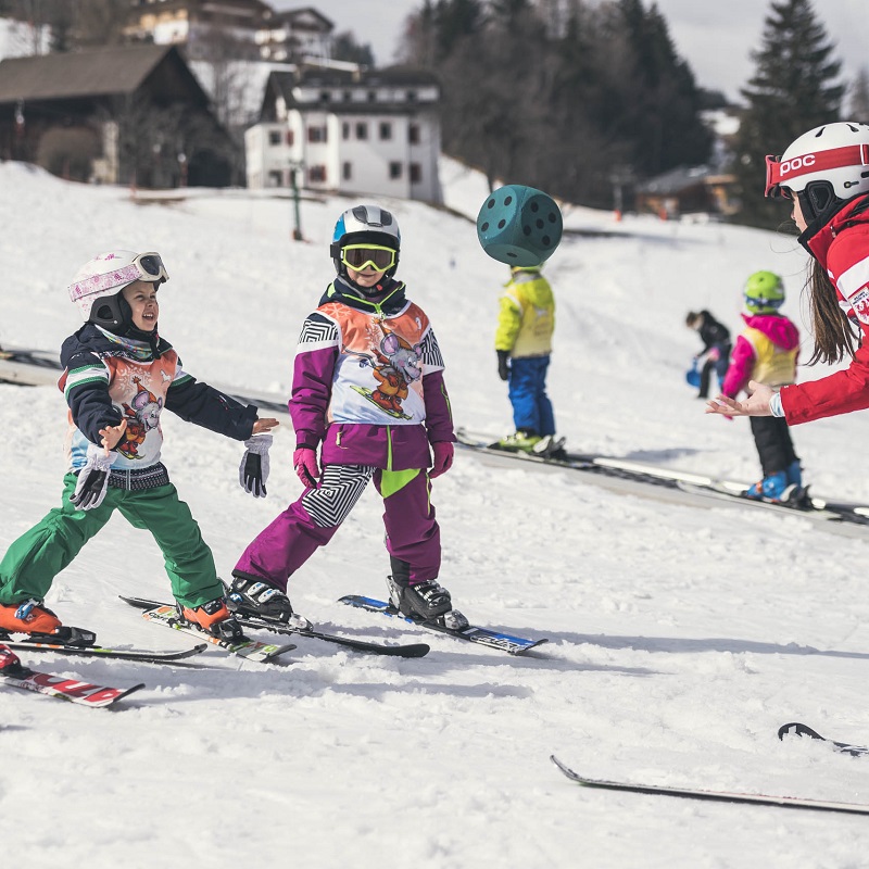 Die Gondel startet gleich gegenüber vom Cavallino Bianco - perfekt für Kids, die das Skifahren lernen möchten. Südtirol im Winter mit Kindern
