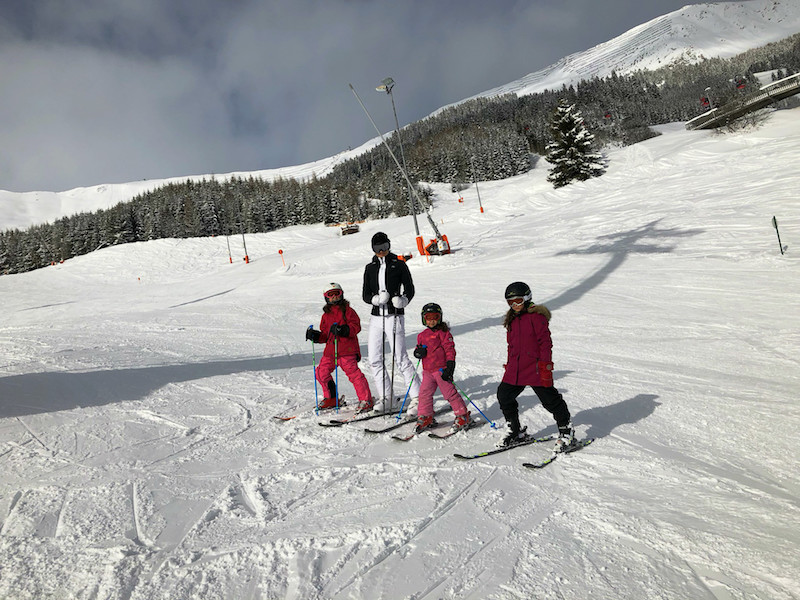 Die Damen der Familie Little Travel beim Skifahren in Fiss