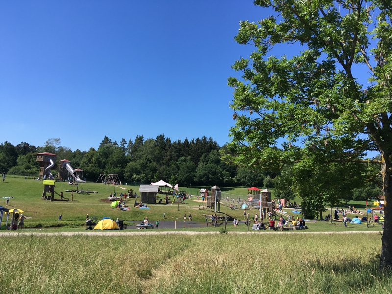 Urlaub im Fränkischen Seenland mit Kindern: Der Altmühlsee Erlebnisspielplatz liegt direkt hinter dem Badestrand