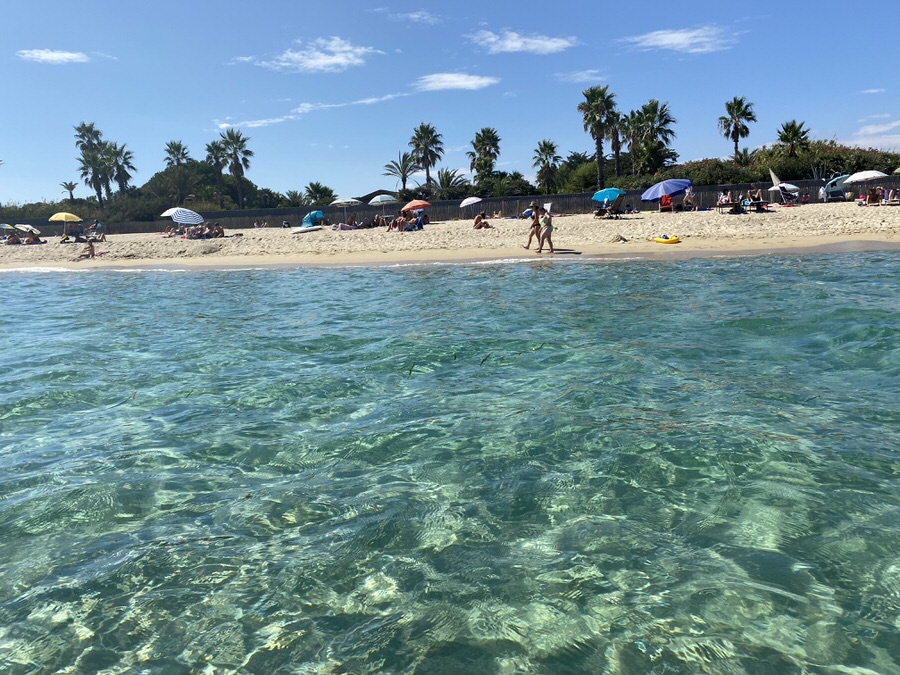 Strandurlaub in Frankreich: glasklares Wasser am Plage de Pampelonne