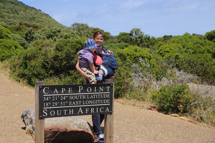 Nadja am Cape Point auf ihrer Südafrikareise mit den kleinen Mäusen (Foto: Nadja Albrecht)