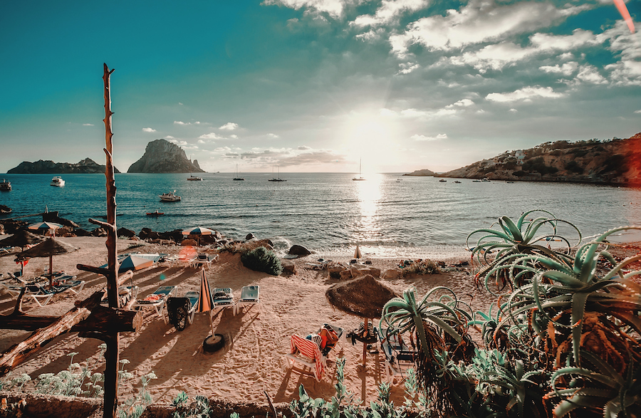 Super für Familien: Der Strand Cala d'Hort mit Blick auf die Felseninsel Es Vedra.