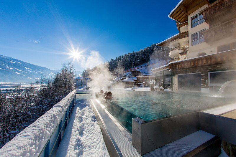 Von der Skipiste geht es direkt in den Infinity-Pool. (Foto: Seetal Alpin Family Resort)Skiurlaub mit Kindern im Zillertal