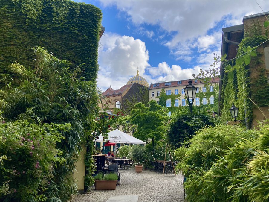 ...aber vielerorts auch wunderbar ruhig und grün, wie hier in den Heckmann Höfen mitten in Berlin (Foto: Vanessa Bujak)