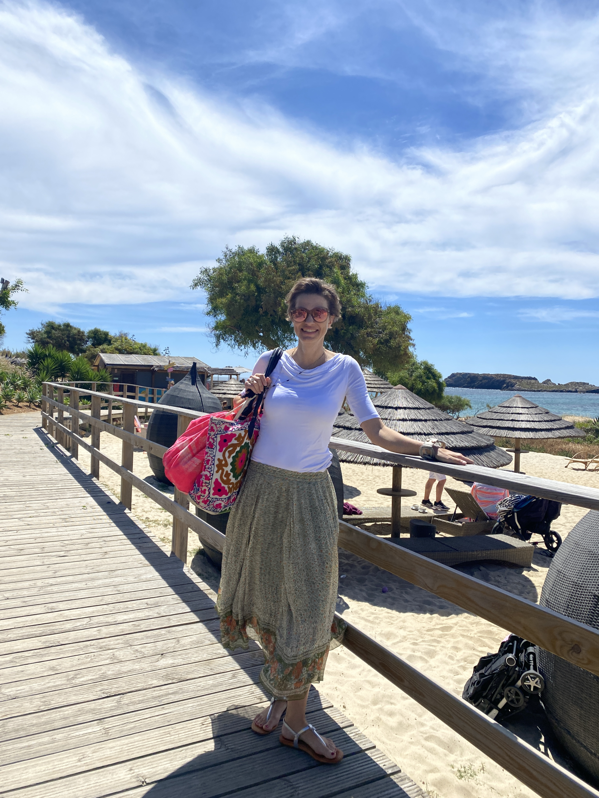 Sonja, die Gründerin der Little Travel Society und Autorin dieses Blogposts, im Martinhal Sagres Resort. Traumhaft, oder? (Foto: Mina Alefi)