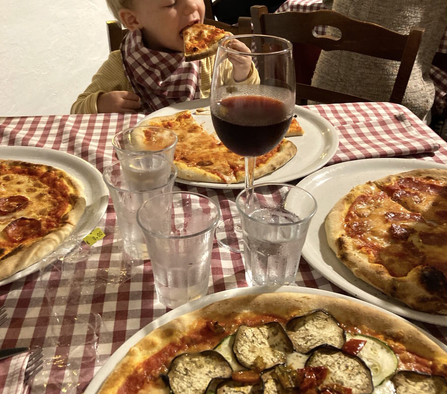 Florenz mit Kindern: When in Italy, eat Pizza! Und bei einem Kochkurs in Florenz könnt Ihr sie mit der ganzen Familie gleich selbst backen. (Foto: Vanessa Bujak)