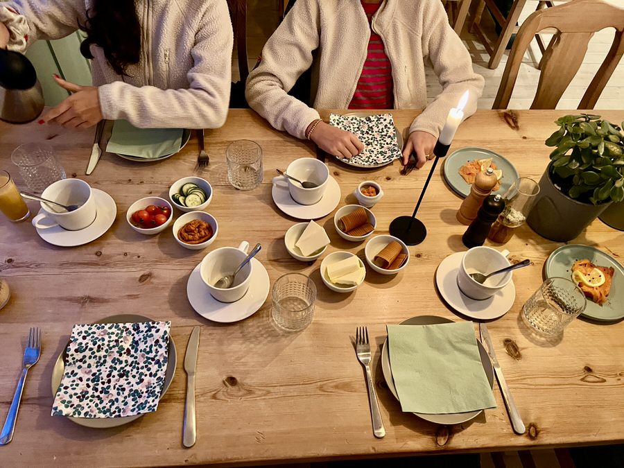 Familienurlaub Norwegen: Wir haben uns jeden Morgen auf das Frühstück gefreut! Der karamellisierte braune norwegische Käse durfte bei uns natürlich nicht fehlen