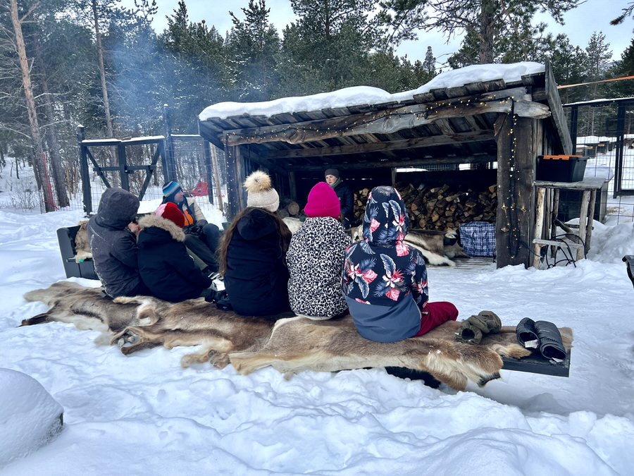 Norwegen im Winter mit Kindern: Aufwärmen bei Tee und Lagerfeuer nach der kalten Fahrt mit den Hunden (Bild: Sonja Alefi)