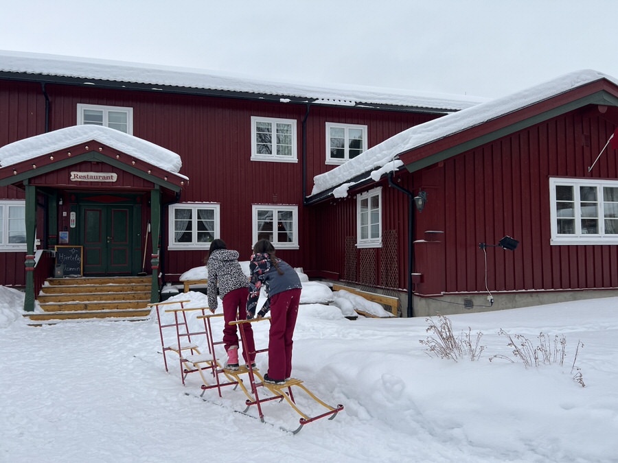 Norwegen mit Kindern: Das hübsche Haupthaus der Rondane River Lodge