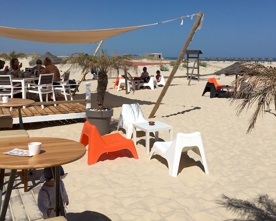 Familienurlaub am Meer: auf dem Inselchen Ilha de Armona liegt eine versteckte Beach Bar...