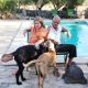 Gastgeber Kurt mit seiner Frau und seinen Hunden