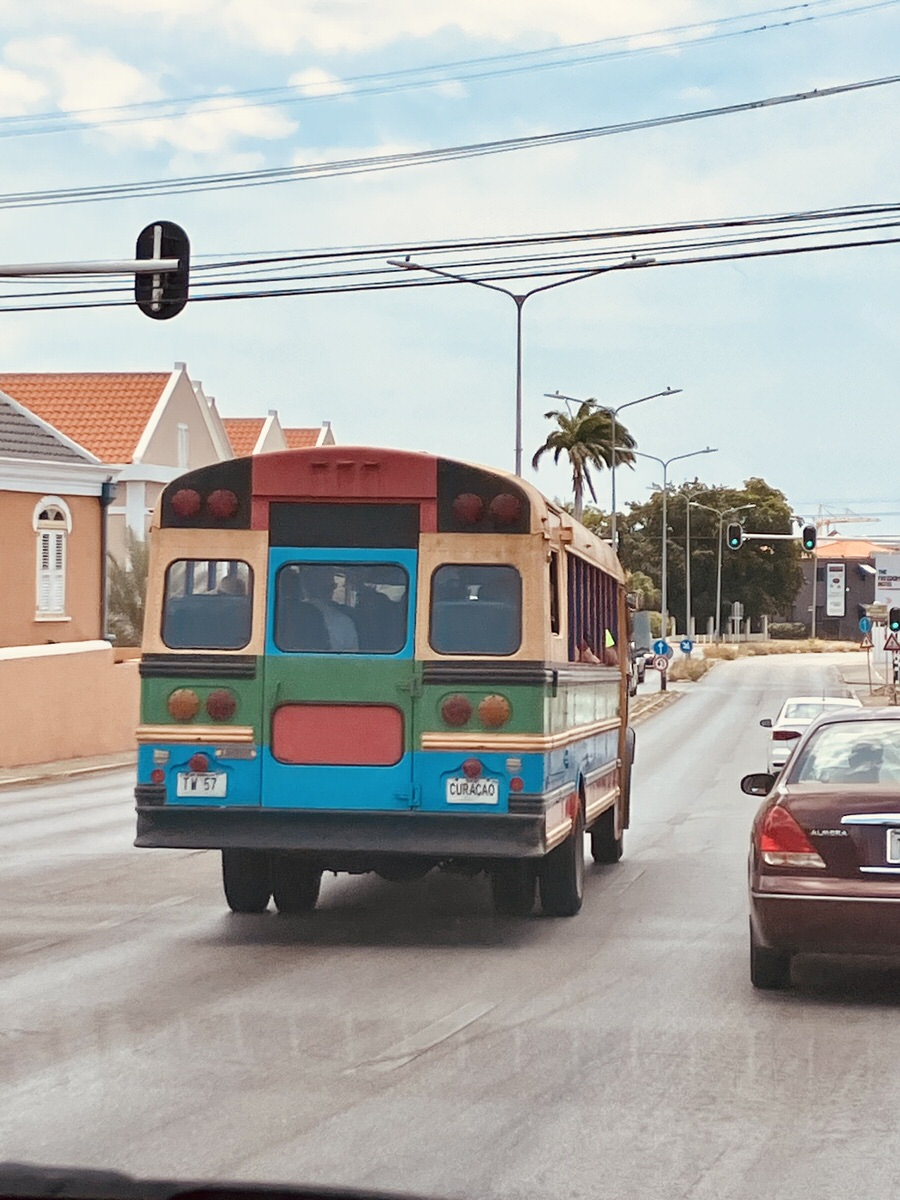 Curaçao mit Kindern - Fortbewegung ist auf der Insel kinderleicht: die Straßen sind perfekt ausgebaut und alles ist prima ausgeschildert. (Foto: Vanessa Bujak)