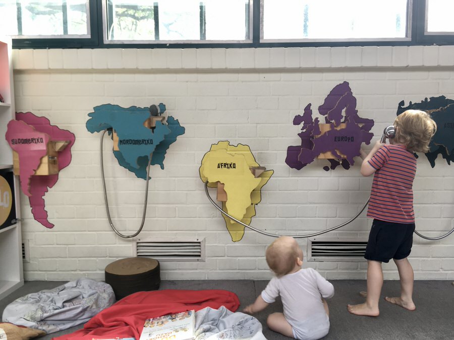 Hallo Afrika, hörst du mich? Berliner Kinder wachsen multikulti auf - in echt und auch im Labyrinth-Museum (Foto: Vanessa Bujak)