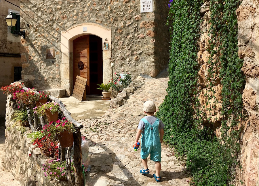 Mallorca mit Kindern - unterwegs in den Gassen von Valldemossa
