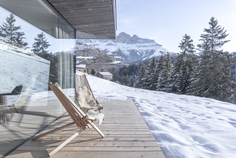 Von der schicken Designer-Lodge Rosengarten auf dem Karerhof habt Ihr einen tollen Blick auf die winterlichen Dolomiten. (Foto: Karerhof)Südtirol im Winter mit Kindern