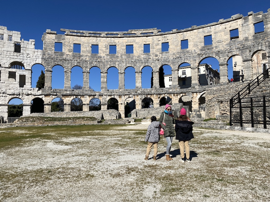 Im Amphitheater in Pula: Im Winter hatten wir das riesige Kolosseum, das zur gleichen Zeit wie das Kolosseum in Rom gebaut wurde, aber besser erhalten ist (Foto: Sonja Alefi)