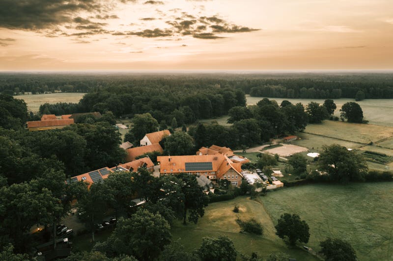 So schön ruhig liegt das Averbeck in der Lüneburger Heide (Foto: Averbeck)