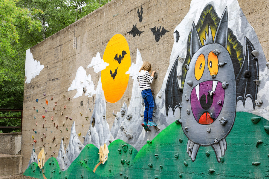 Die Kletterwand mit Fledermaus Edgar, dem Landschaftspark-Maskottchen (Foto: Antonia von Little Travel Society)