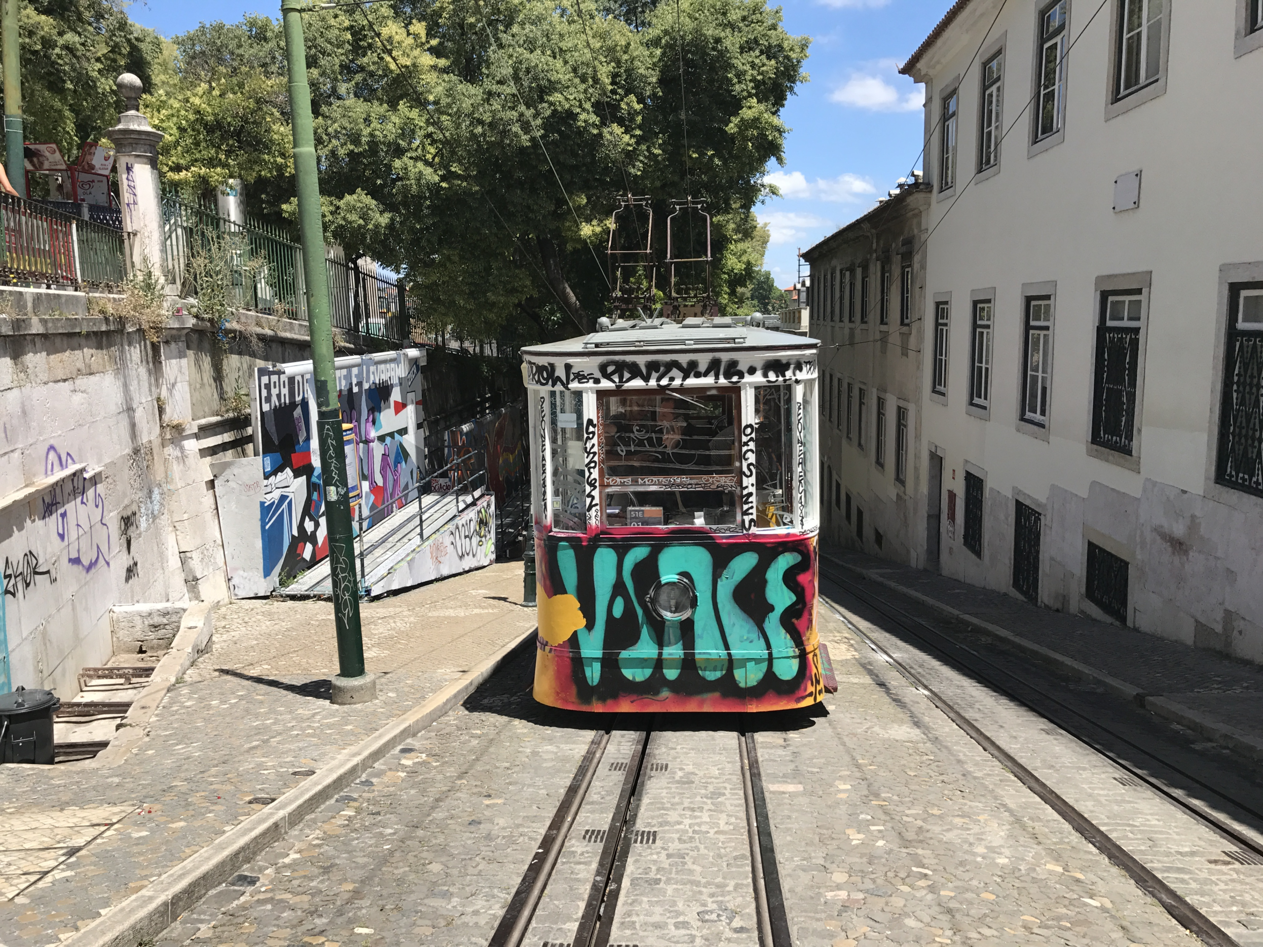 Die bunte Tram, die sich die Gässchen in Lissabon hoch quält, fasziniert nicht nur die Kids (Bild: Sonja Alefi)