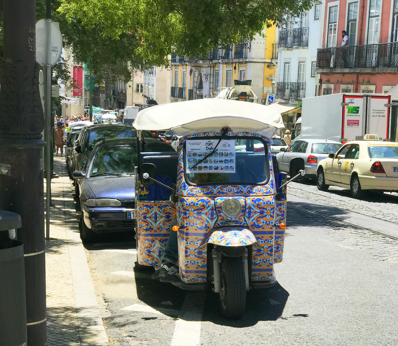 Ein kunterbuntes Tuc-Tuc in Lissabon - Kinder lieben dieses Gefährt!