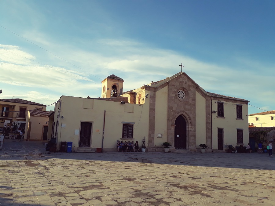 Beliebter Treffpunkt der einheimischen Nonnas: Die kleine Kirche in Marzamemi (Foto: Lucia Vaccaro Notte)