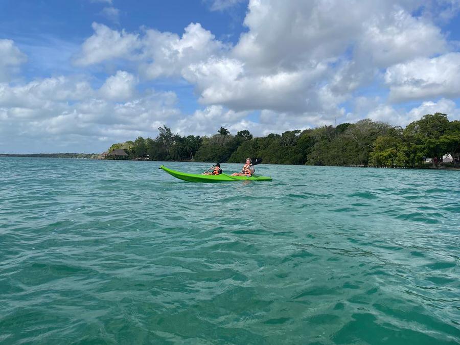 Es ist ein Riesenspaß über die Lagune Bacalar mit dem Kajak zu schippern. (Foto: For Family Reisen)