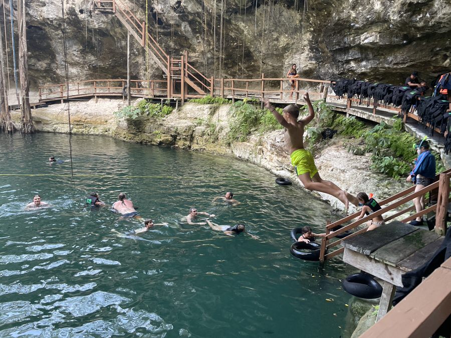 Nadjas Sohn macht einen Sprung in die Cenote Xanche (Foto: For Family Reisen)