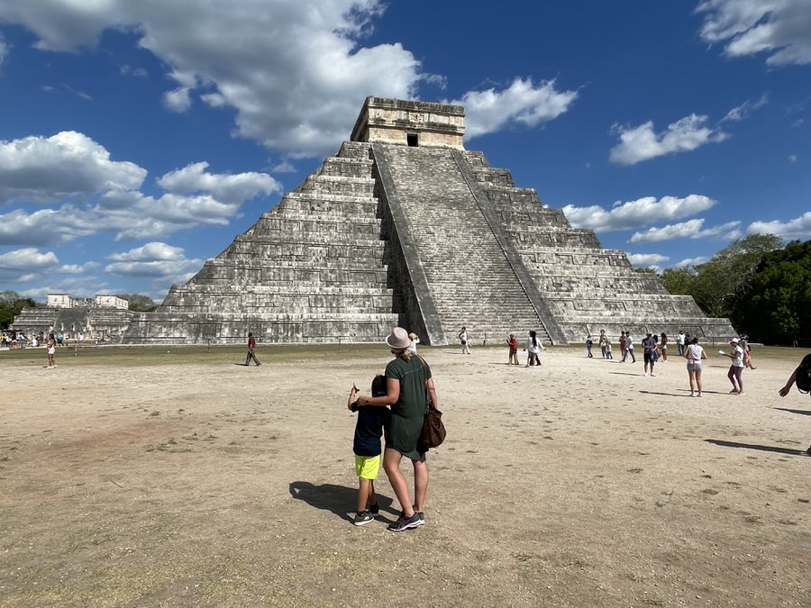 Mexiko mit Kindern: Die imposante Pyramide von Chichén Itzá. (Foto: For Family Reisen)