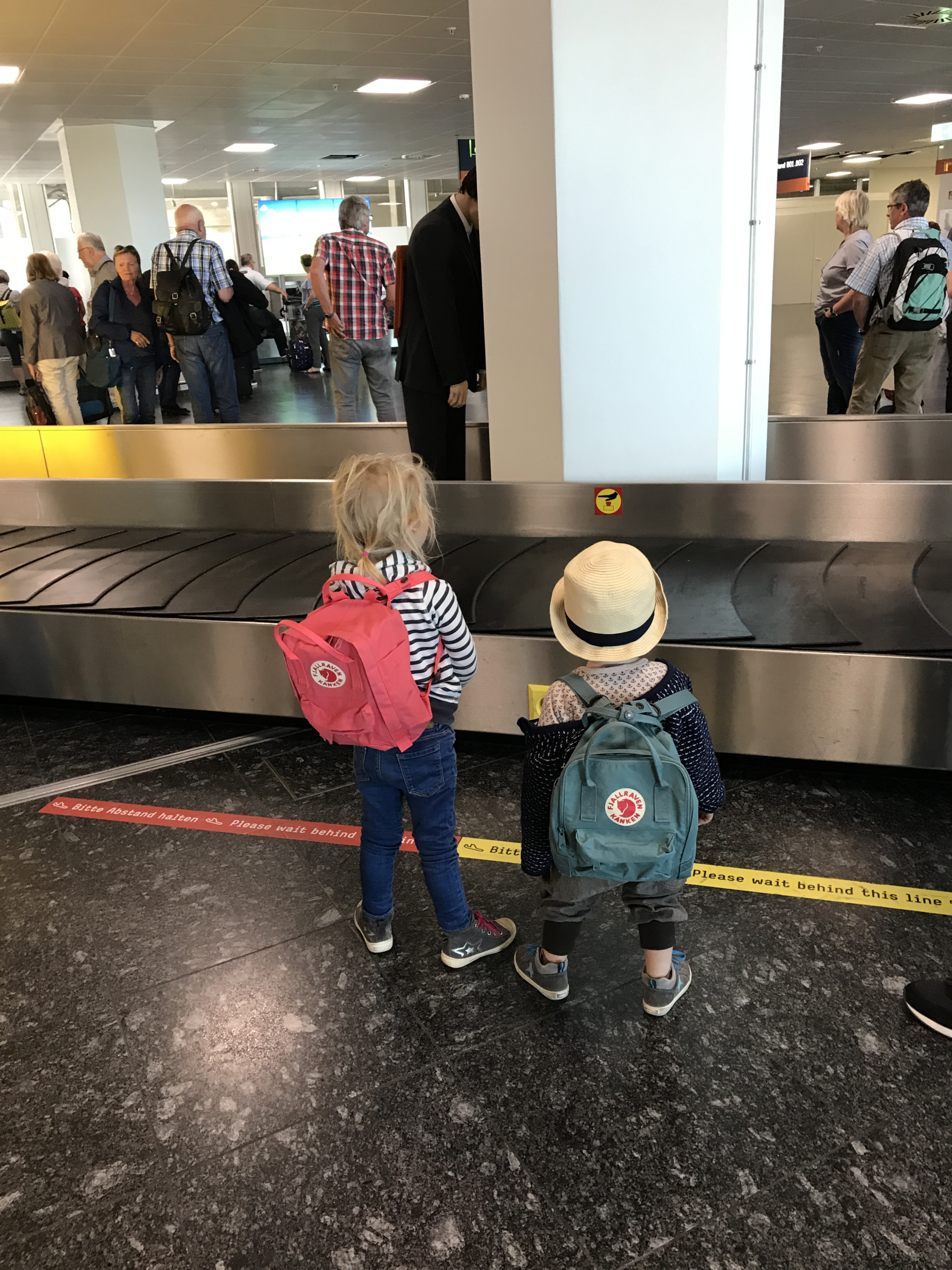 Mit kleinen Reisemäusen am Flughafen (Bild: Little Travel Lady Antonia Birk)