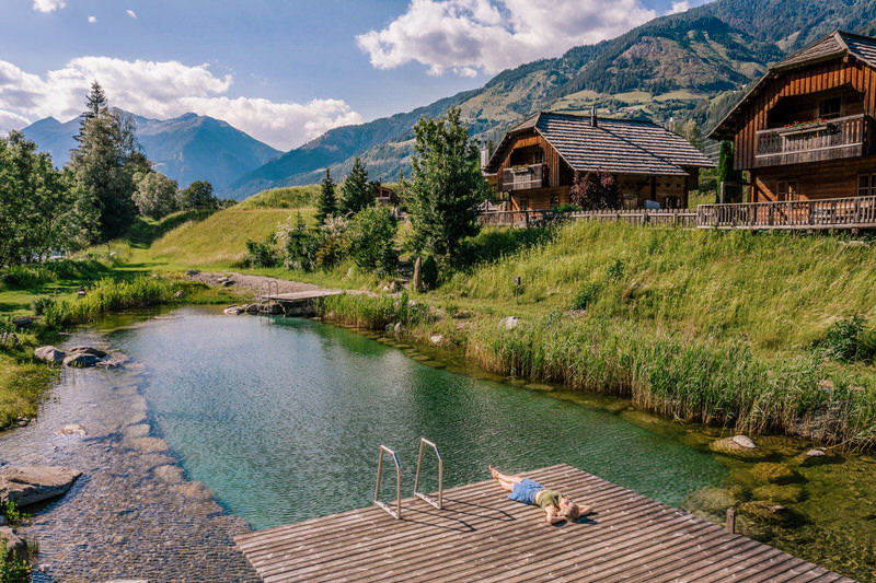 Das Landgut Moserhof ist ein bilderbuchhübsches nachhaltiges Feriendorf. Hier urlaubt Ihr in Alleinlage mit vielen süßen Tieren, Wellness und Naturbadeteich im romantischen Kärntner Tal
