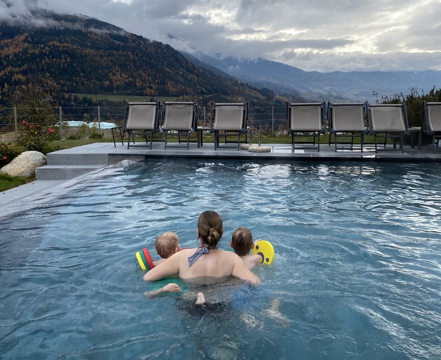 Unserer Autorin Susanne erkundet mit ihren Kids den Pool- und Spabereich von Das Mühlwald – Quality Time Family Resort. Foto: Susanne Hoffmeister