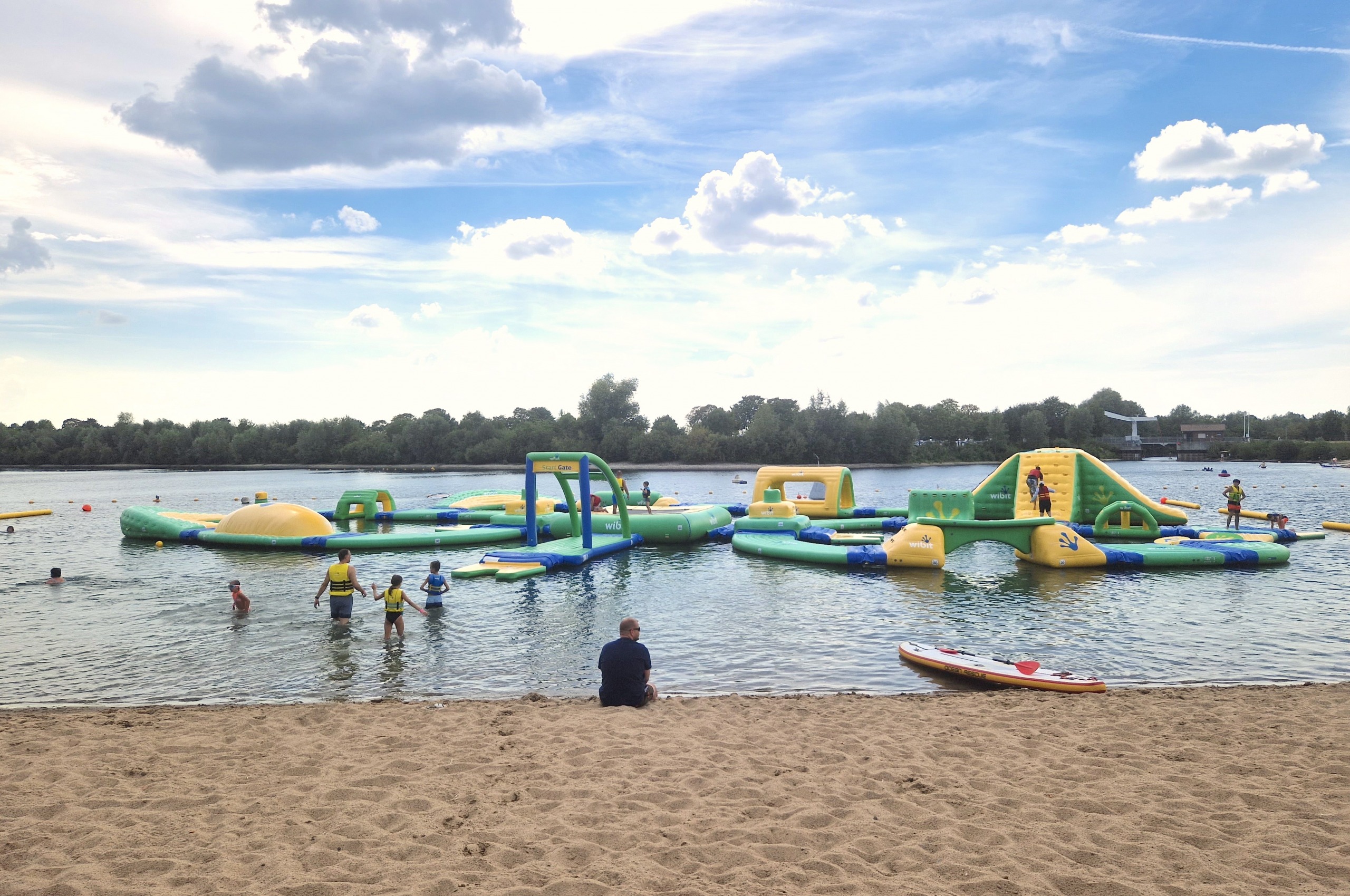Der schwimmende Spielplatz auf der Xantener Südsee ist ein Highlight für die Kids. (Foto: Pelzer)