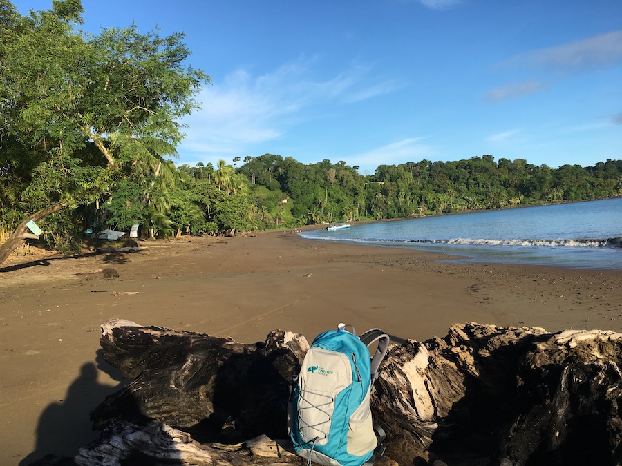 Costa Rica mit Kindern: Ein Strand der Drake Bay mit Nadjas Rucksack;-) (Foto: For Family Reisen)