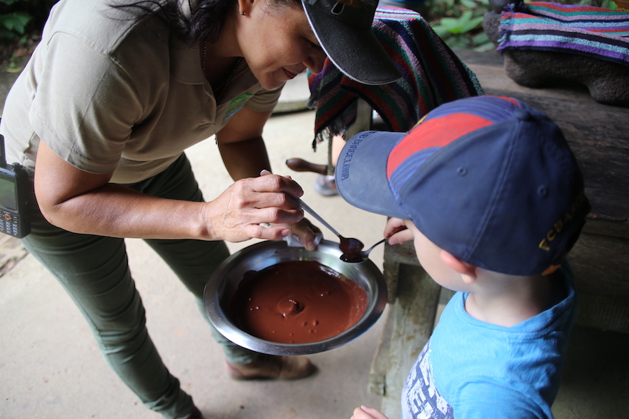 Am Schluss der Schokoladentour im La Tirimbina wird natürlich ausgiebig gekostet! (Foto: For Family Reisen)