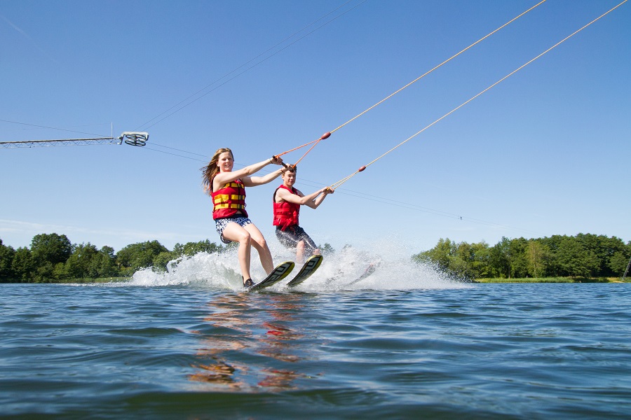 Volle Wasserkraft voraus! Am Heeder See kommen sportliche Teenies voll auf ihre Kosten! ©Bluebay Heeder See OG Co KG M.Ebert